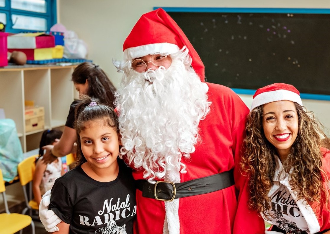 Escola de Samambaia ganha visita do Papai Noel em ação social de Natal